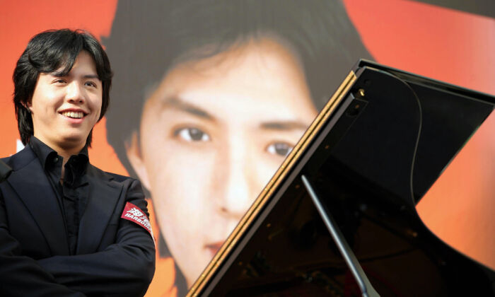 World class pianist Li Yundi from the Chinese mainland smiles during his first outdoor performance along the harbour front in Hong Kong on Oct. 29, 2006. (Samantha Sin/AFP via Getty Images)