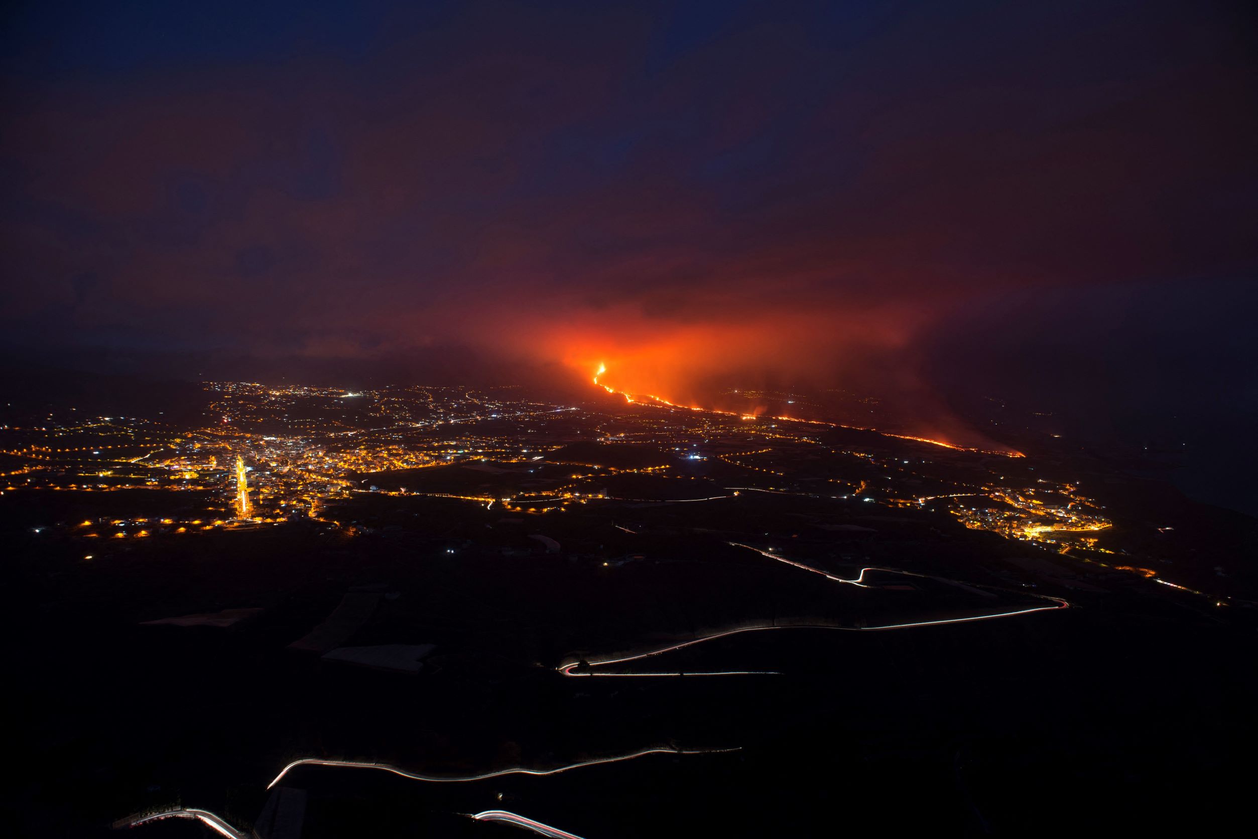 Spanish Volcano More Active, Spews 'Giant Lava Fountain' - Vimarsana News