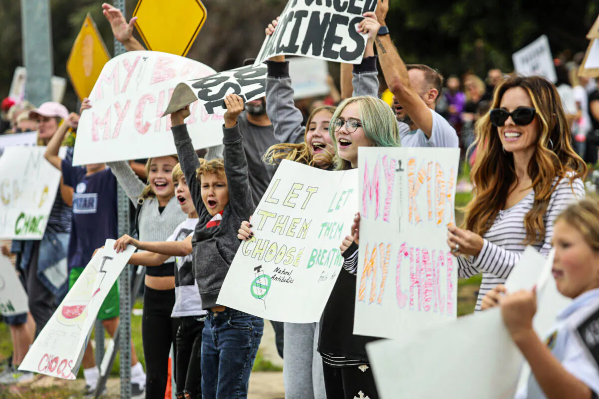 Protesters demonstrate outside of the San Diego Unified School District office against a vaccination mandate for students in San Diego, Calif., on Sept. 28, 2021. (Sandy Huffaker/Getty Images)