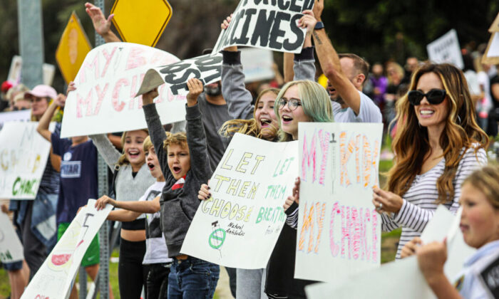 Protesters demonstrate outside of the San Diego Unified School District office against a vaccination mandate for students in San Diego, Calif., on Sept. 28, 2021. (Sandy Huffaker/Getty Images)