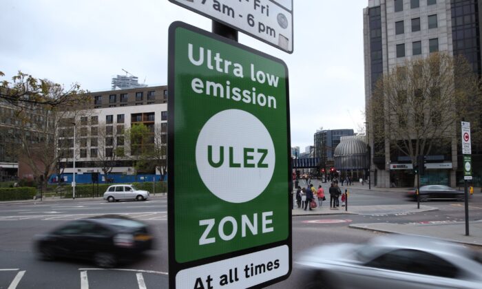 A sign at the expanded boundary of London’s ULEZ pollution charge zone for older vehicles on Oct. 25, 2021. (Yui Mok/PA)