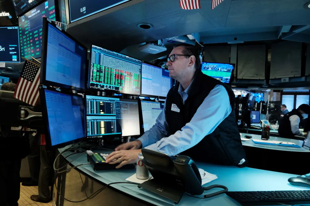 Traders work on the floor of the New York Stock Exchange (NYSE) in New York City on Oct. 15, 2021. (Spencer Platt/Getty Images)