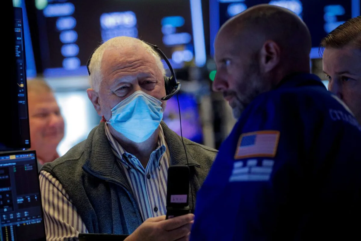 Traders work on the floor of the New York Stock Exchange (NYSE) in New York City on Oct. 6, 2021. (Brendan McDermid/Reuters)
