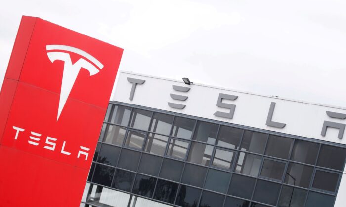  logo of car manufacturer Tesla is seen at a dealership in London, Britain on May 14, 2021. (Matthew Childs/Reuters)