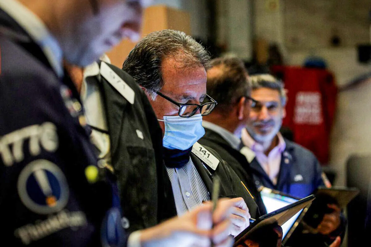 Traders work on the floor of the New York Stock Exchange (NYSE) in New York City on Oct. 21, 2021. (Brendan McDermid/Reuters)