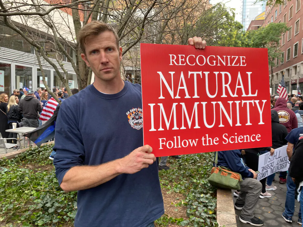 Fireman Jason Wendell protesting against NYC vaccine mandates in Manhattan, New York, on Oct. 26, 2021. (Sarah Lu/The Epoch Times)