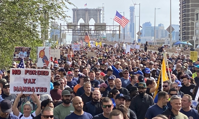 Thousands of protesters against the New York vaccine mandates march along Brooklyn bridge into Manhattan on Oct. 26, 2021. (Sarah Lu/The Epoch Times)