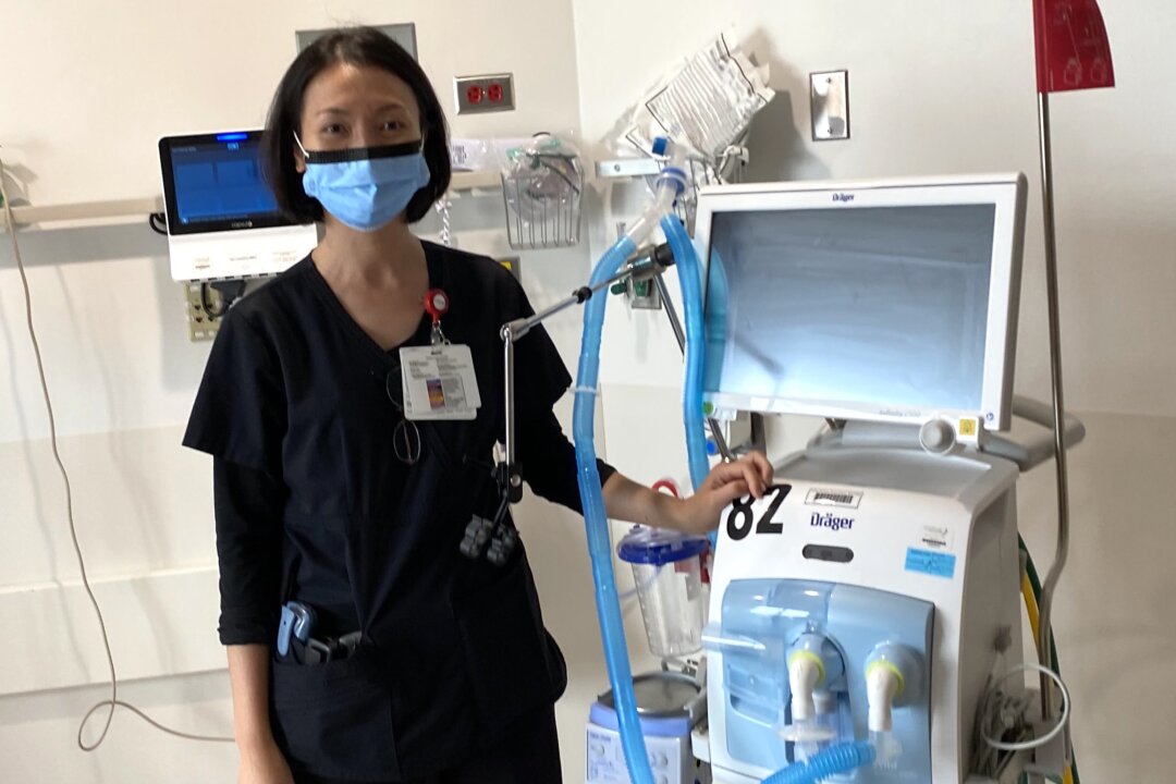 Le My Hanh with a ventilator in hospital scrubs. (Courtesy of Le My Hanh)