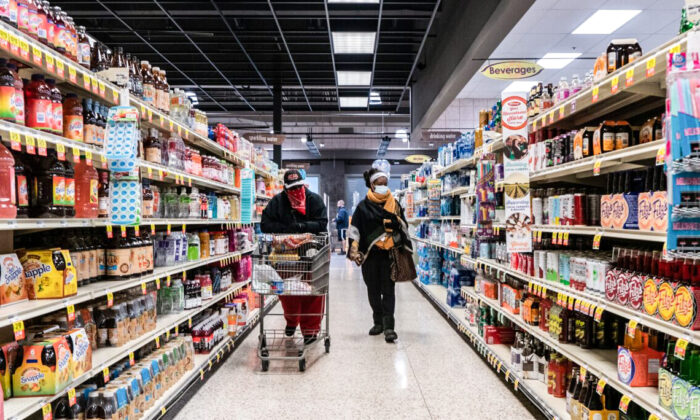 Shoppers browse in a supermarket in St. Louis, Missouri, on April 4, 2020. (REUTERS/Lawrence Bryant)