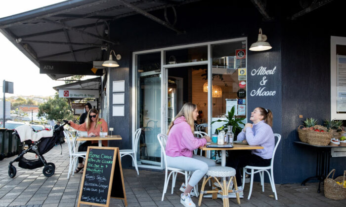 People eat breakfast at a café in Sydney, Australia, on May 15, 2020. (Cameron Spencer/Getty Images)