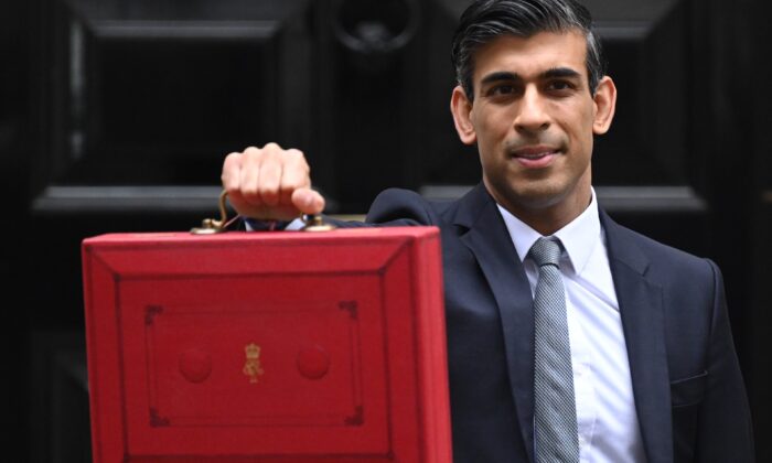 Chancellor Rishi Sunak stands with the Budget Box outside 11 Downing Street in London, ahead of presenting his Autumn Budget and Spending Review to Parliament, on Oct. 27, 2021. (Leon Neal/Getty Images)