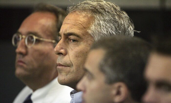 Jeffrey Epstein (C) appears in court in West Palm Beach, Fla., on July 30, 2008. (Uma Sanghvi/Palm Beach Post via AP)