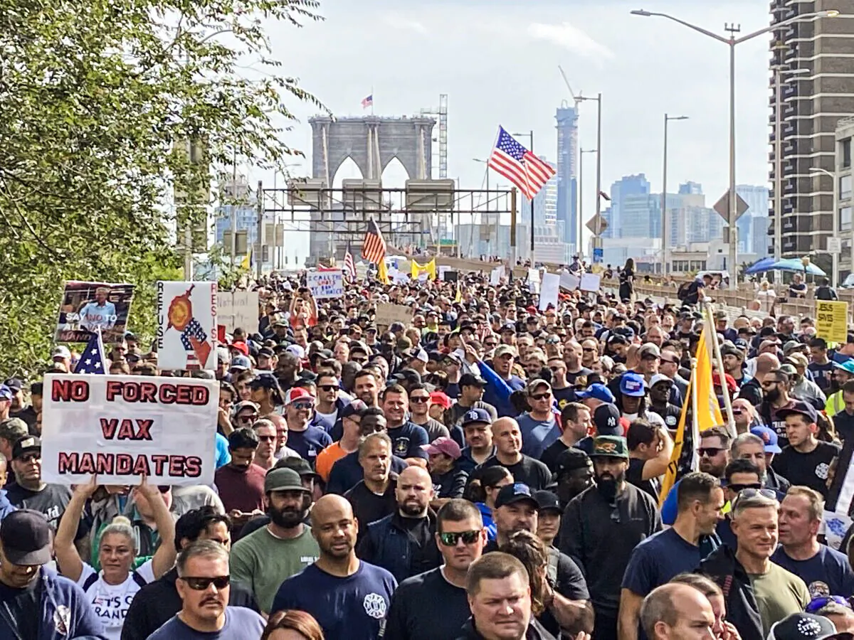 Thousands of protesters against the NYC vaccine mandates march along Brooklyn bridge into Manhattan, New York, on Oct. 26, 2021. (Sarah Lu/The Epoch Times)