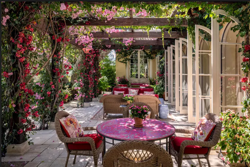 The verdant interiors and exteriors of Il Sogno villa complement each other, giving the feeling of complete harmony. (Jim Bartsch/Jade Mills)