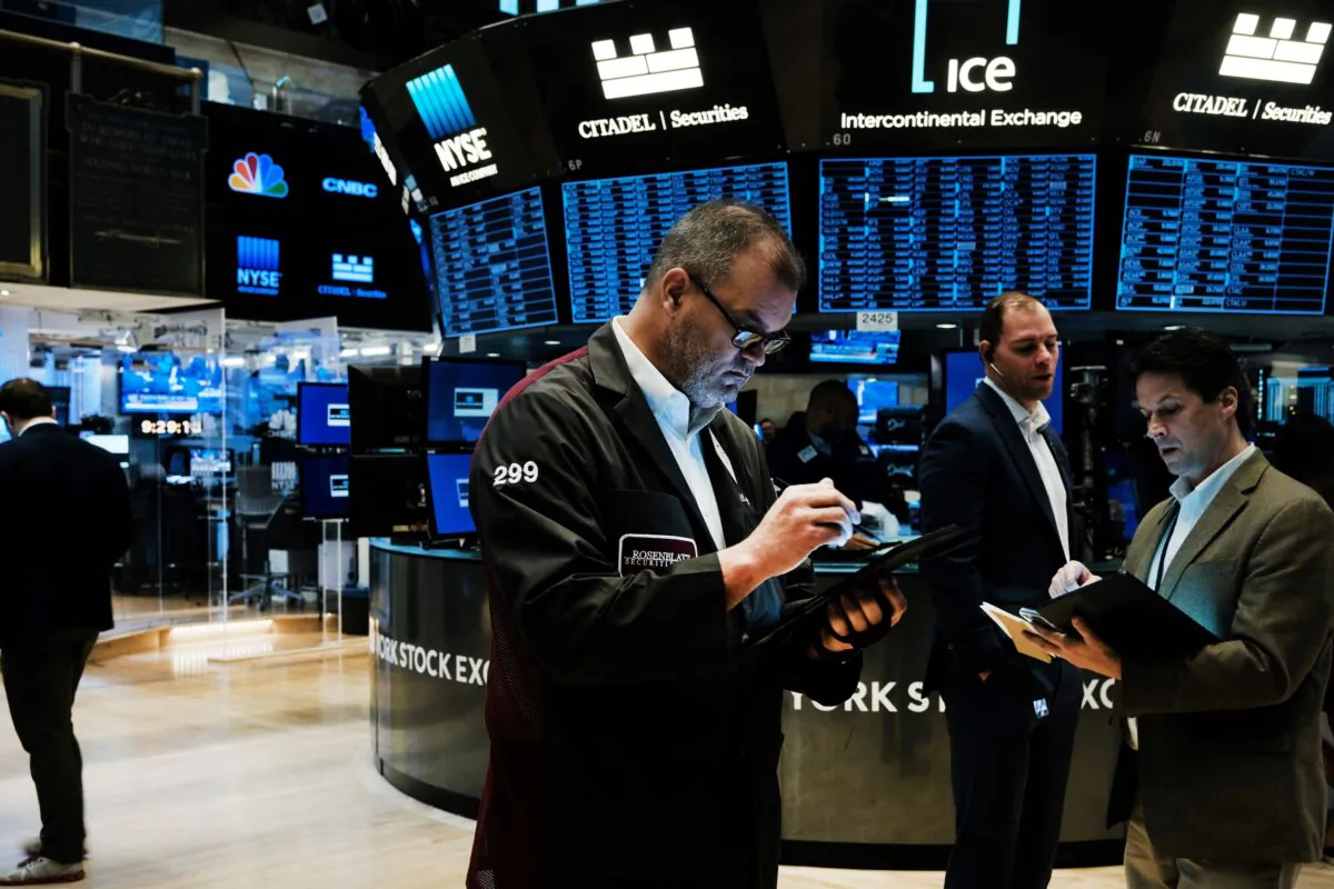 Traders work on the floor of the New York Stock Exchange (NYSE) in New York on Oct. 25, 2021. (Spencer Platt/Getty Images)