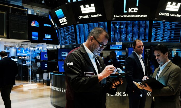 Traders work on the floor of the New York Stock Exchange (NYSE) in New York on Oct. 25, 2021. (Spencer Platt/Getty Images)