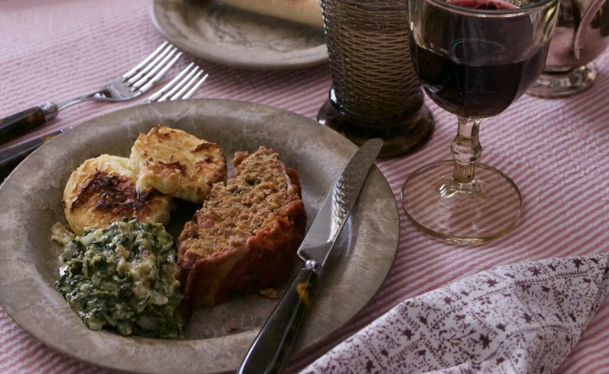 Bring fall to the table with warmer tones, decorative gourds, and a cozy menu. (Victoria de la Maza)
