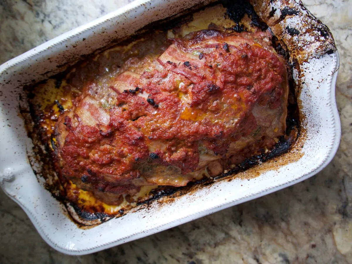 Wrapping this meatloaf in bacon and covering it in tomato sauce gives it a browned, crunchy crust. (Victoria de la Maza)