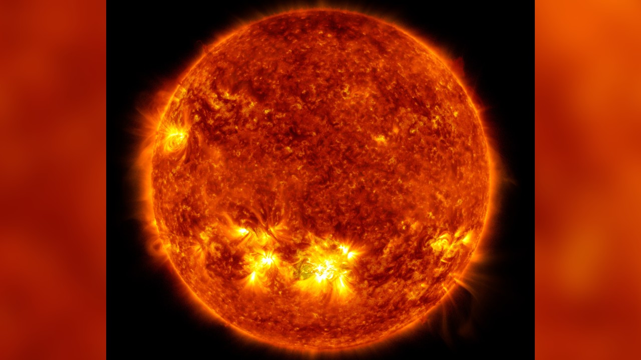 Sun Unleashes Large Solar Flare Which Could Lead to Spectacular Auroras This Weekend: Experts - Vimarsana News