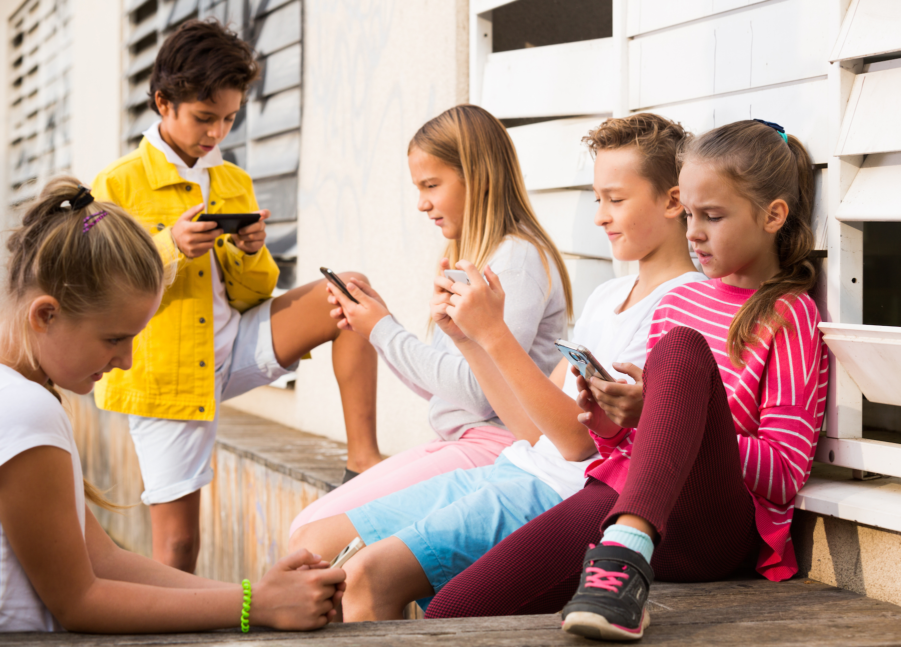 Australian Children Spending More Time on Screens, Less Time Reading - Vimarsana News