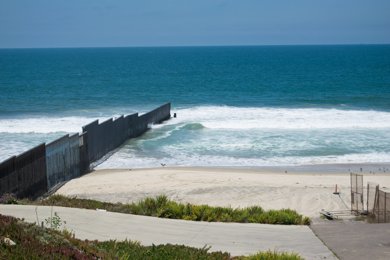 1 Dead After Large Group Try to Illegally Swim Into US: Border Patrol - Vimarsana News
