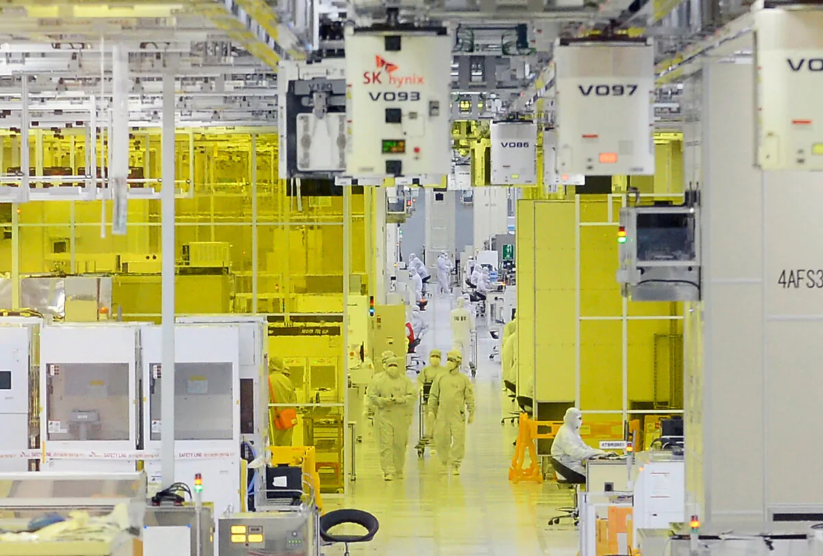 Workers work at SK HYNIX Inc. plant on August 25, 2015 in Icheon, South Korea. (Kim Min-Hee-Pool/Getty Images)