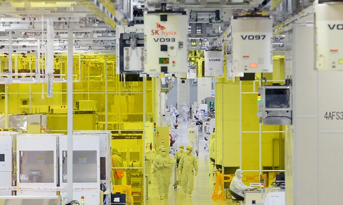 Workers work at SK HYNIX Inc. plant on August 25, 2015 in Icheon, South Korea. (Kim Min-Hee-Pool/Getty Images)