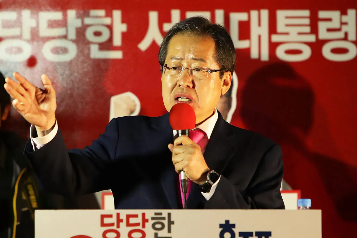 South Korean presidential candidate Hong Joon-pyo speaks during a campaign on May 8, 2017, in Seoul. (Chung Sung-Jun/Getty Images)