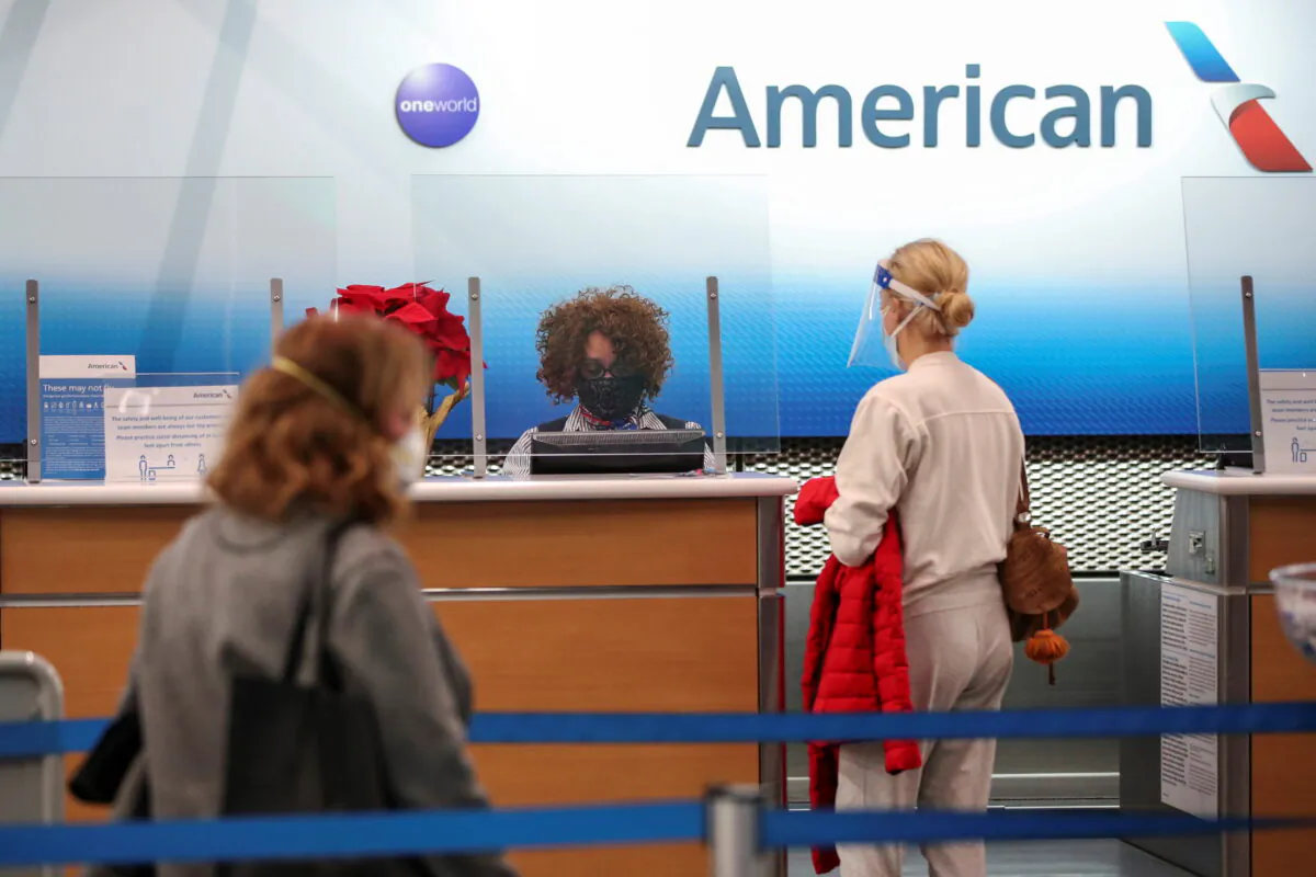 An American Airlines agent helps a customer check in at O'Hare International Airport in Chicago on Nov. 25, 2020. (Kamil Krzaczynski/file/Reuters)