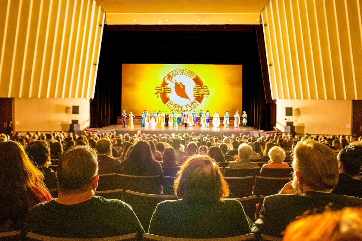 Shen Yun Performing Arts curtain call at Fresno's  William Saroyan Theatre, on Oct. 31, 2021. (Gary Du/The Epoch Times)