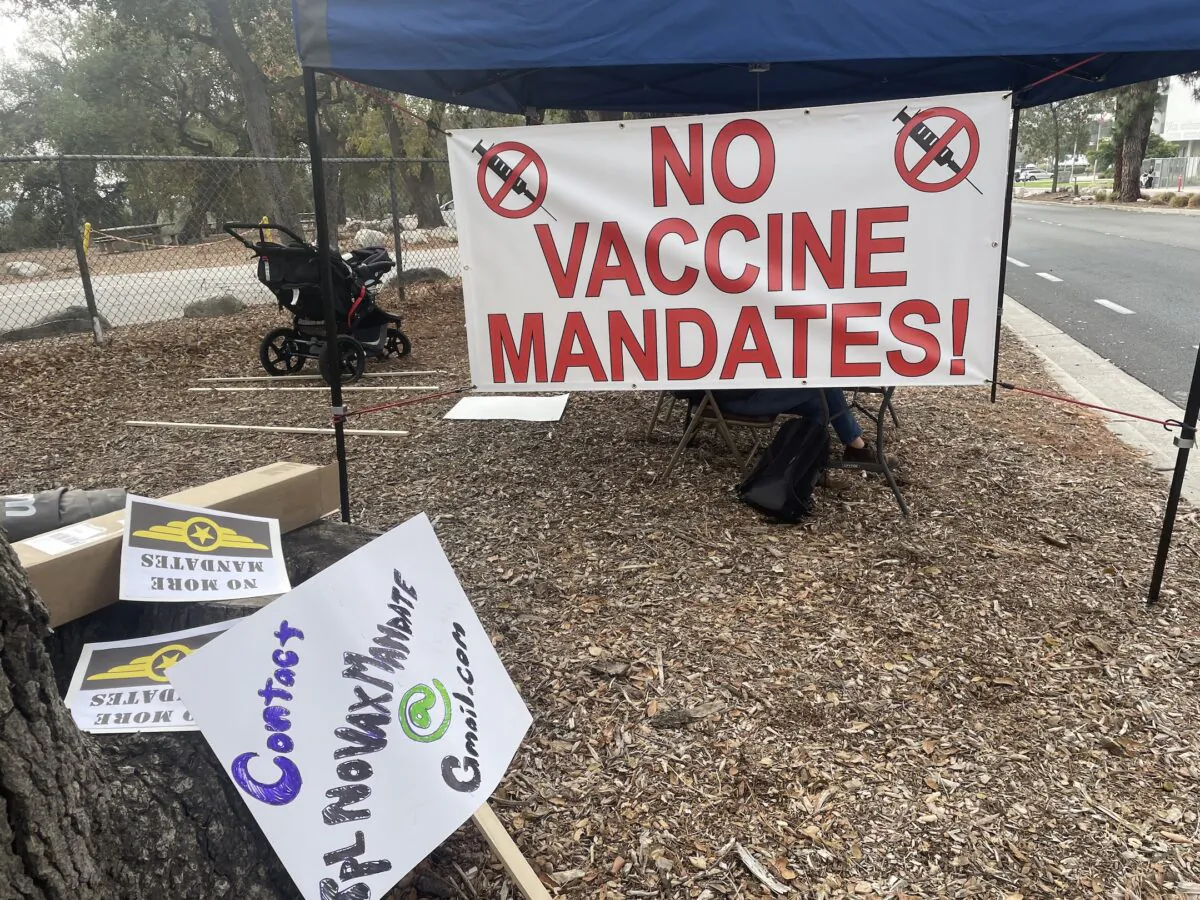 About 20 employees at the Jet Propulsion Laboratory (JPL), a NASA field center, protested the federal COVID-19 vaccine mandate in Pasadena, Calif., on Nov. 1, 2021.. (Alice Sun/The Epoch Times)