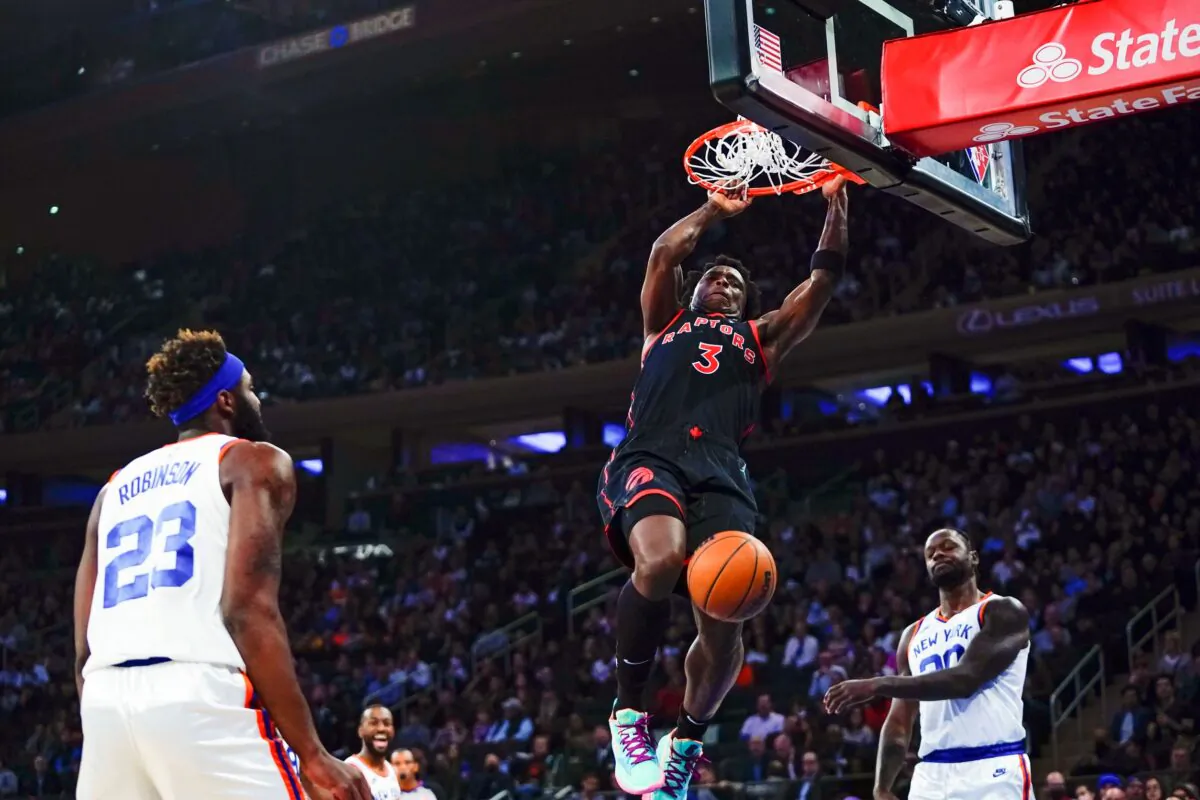 Toronto Raptors' OG Anunoby (3) dunks the ball in front of New York Knicks' Julius Randle (30) and Mitchell Robinson (23) during the first half of an NBA basketball game in New York, on Nov. 1, 2021. (Frank Franklin II/AP Photo)