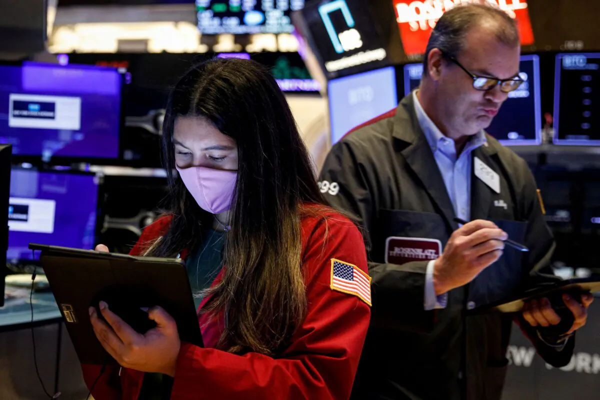 Traders work on the floor of the New York Stock Exchange (NYSE) in New York City on Oct. 19, 2021. (Brendan McDermid/Reuters)