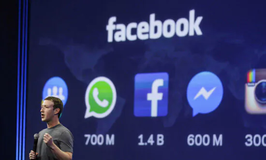 Facebook Might Be Forced to Offer Algorithm-Free Option Under New Bipartisan Bill