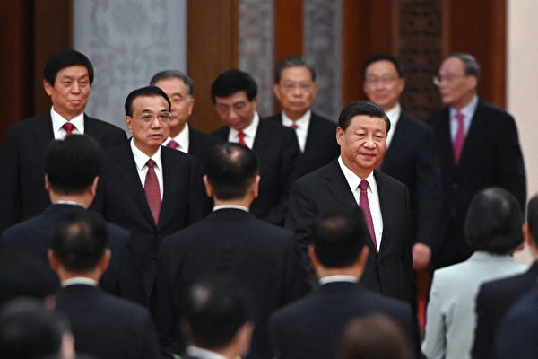 Chinese President Xi Jinping (R) arrives with Premier Li Keqiang (L) and members of the Politburo Standing Committee for a reception at the Great Hall of the People in Beijing, on Sept. 30, 2021. (Greg Baker/AFP via Getty Images)