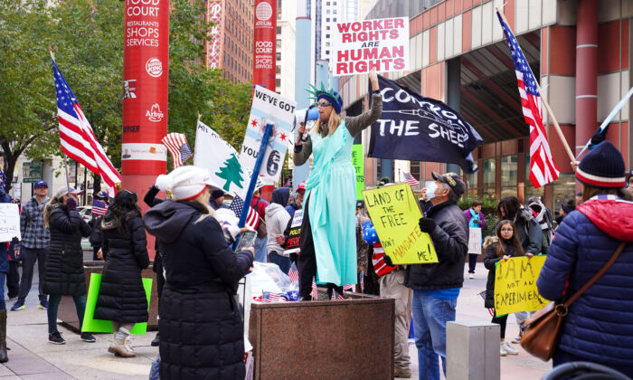 Hundreds of Chicagoans protest against the city's vaccine mandate at a rally outside the James R. Thompson Center in downtown Chicago, Ill., on Nov 3, 2021. (Cara Ding/ Pezou)