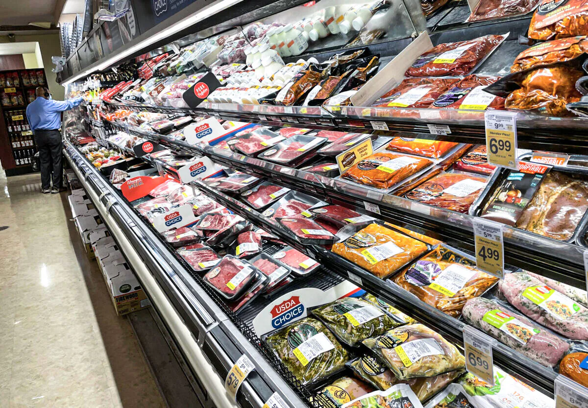 A customer shops for meat at a Safeway store in San Francisco, Calif., on Oct. 4, 2021. (Justin Sullivan/Getty Images)