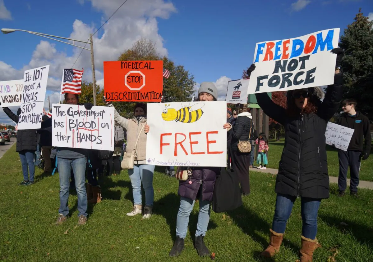 Protesters make their voices heard against vaccination mandates in Royal Oak, Mich., on Nov. 3, 2021. (Steven Kovac/Epoch Times)
