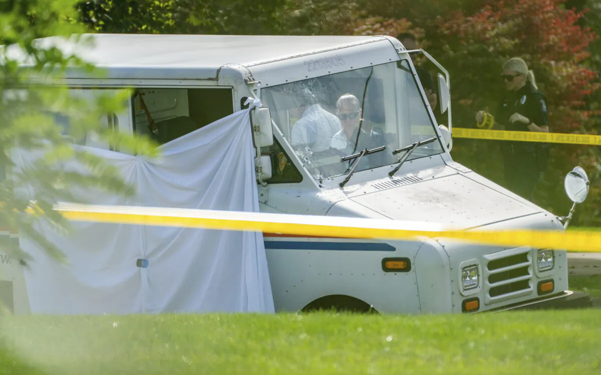 Police investigate the scene of a fatal shooting of a postal worker in front of a house on Suburban Ave. in Collier Township, Pa., on Oct. 7, 2021. (Andrew Rush/Pittsburgh Post-Gazette via AP)