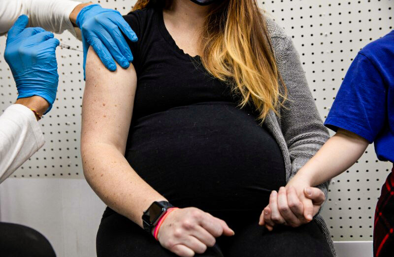 FILE PHOTO: A pregnant woman receives a vaccine for the coronavirus disease (COVID-19) at Skippack Pharmacy in Schwenksville, Pennsylvania, U.S., February 11, 2021.  REUTERS/Hannah Beier/File Photo