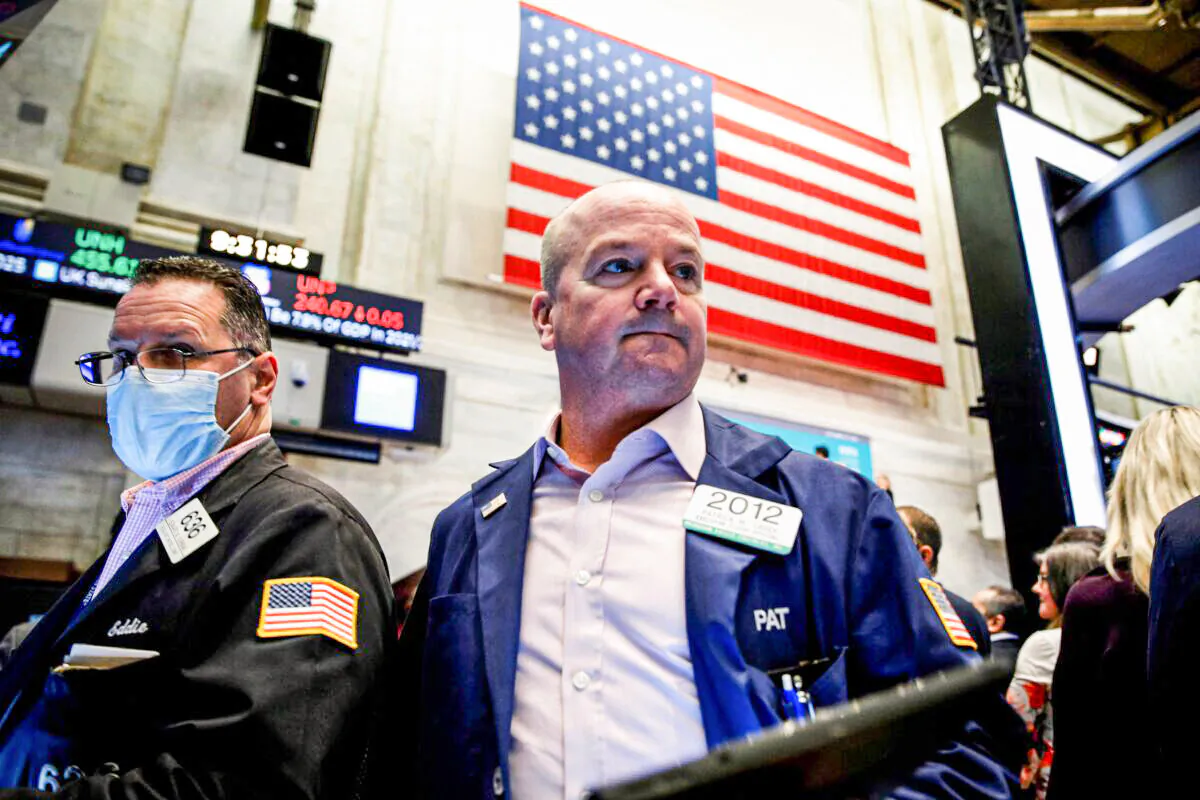  Traders work on the floor of the New York Stock Exchange (NYSE) in New York City on Oct. 27, 2021. (Brendan McDermid/Reuters)