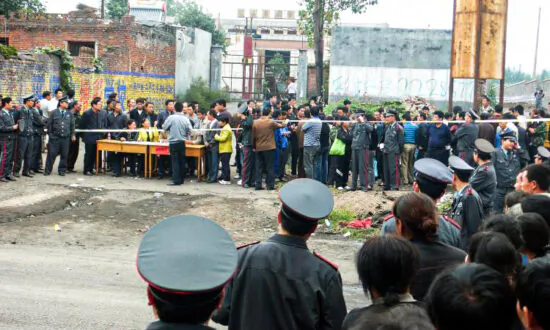 Chinese City Public Transit Staff Go on Strike After Being Unpaid for Over 8 Months