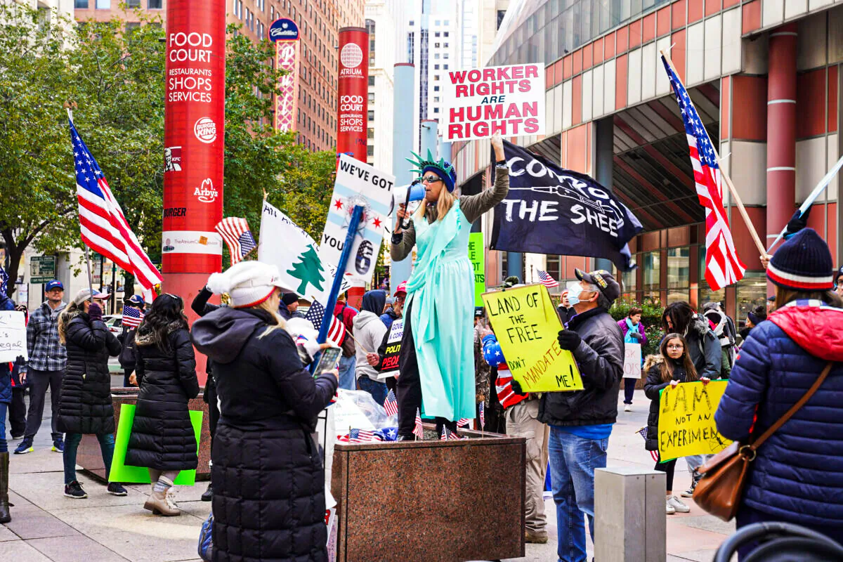 Hundreds of Chicagoans protest against city's vaccine mandate at a rally outside the James R. Thompson Center in downtown Chicago, Ill., on Nov 3, 2021. (Cara Ding/Epoch Times)