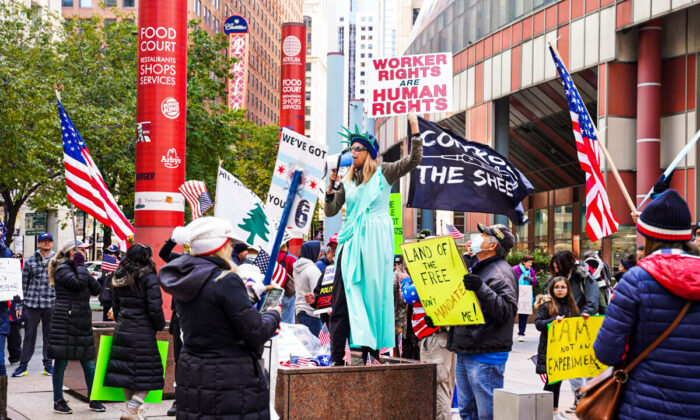 Hundreds of Chicagoans protest against city's vaccine mandate at a rally outside the James R. Thompson Center in downtown Chicago, Ill., on Nov 3, 2021. (Cara Ding/Epoch Times)