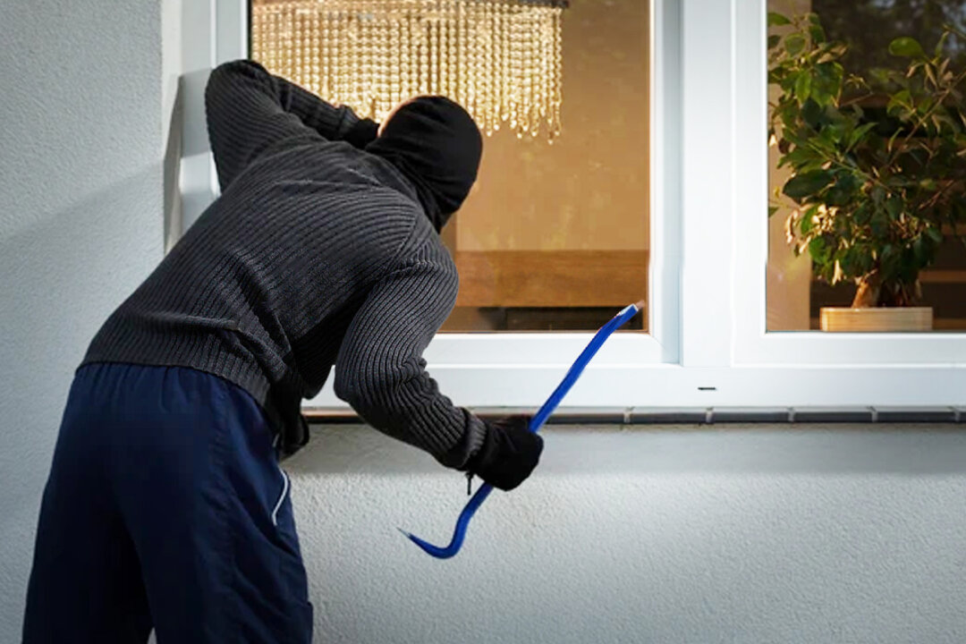 2 Teens See Burglar Breaking Into 80-Year-Old’s House, Halt Him With Their Bikes, Hailed as Heroes