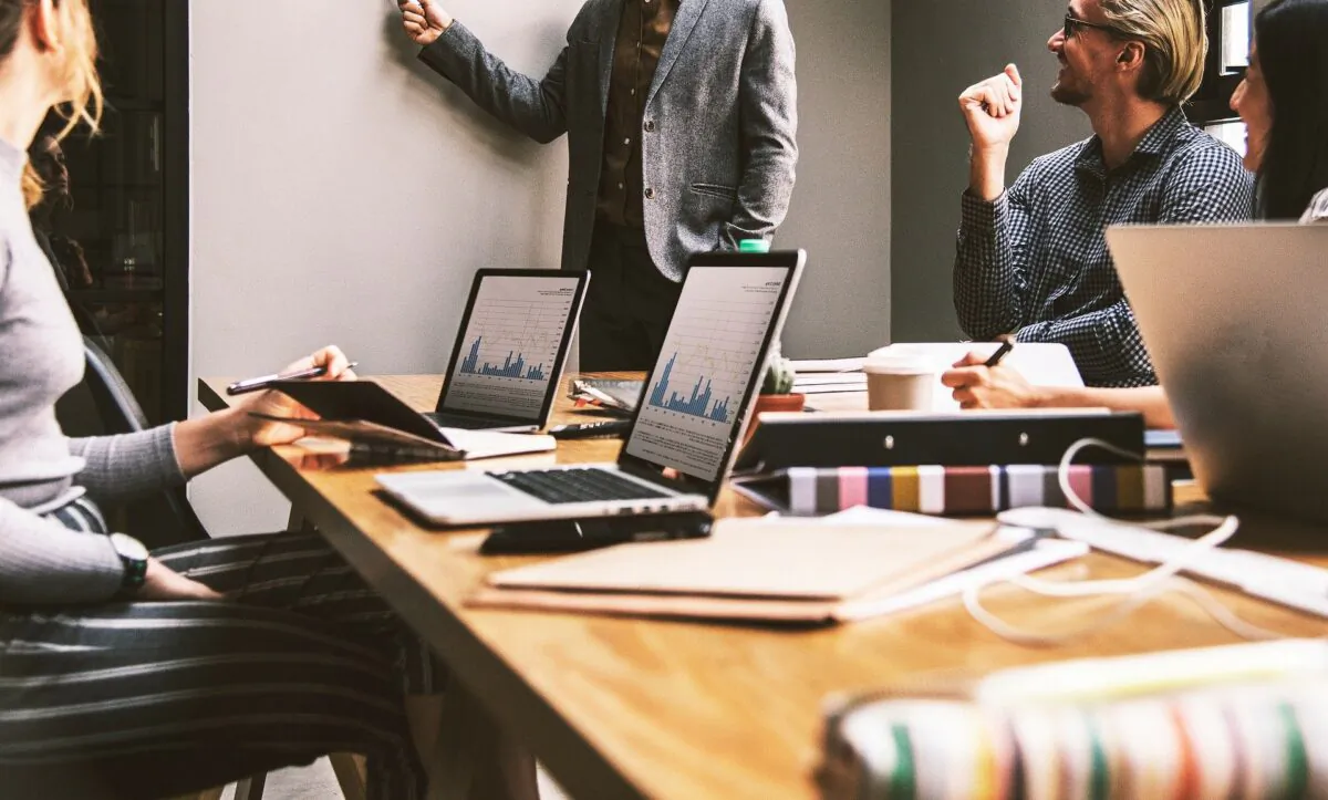 A team attends a business planning meeting. (RonaldCandonga/Pixabay)