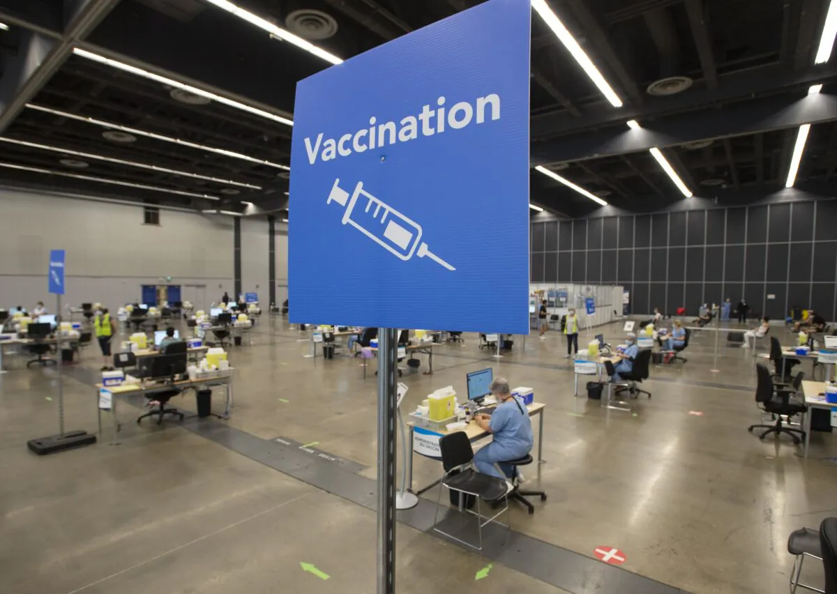 Health-care workers wait to vaccinate people at a COVID-19 clinic in Montreal on Aug. 10, 2021. (The Canadian Press/Ryan Remiorz)
