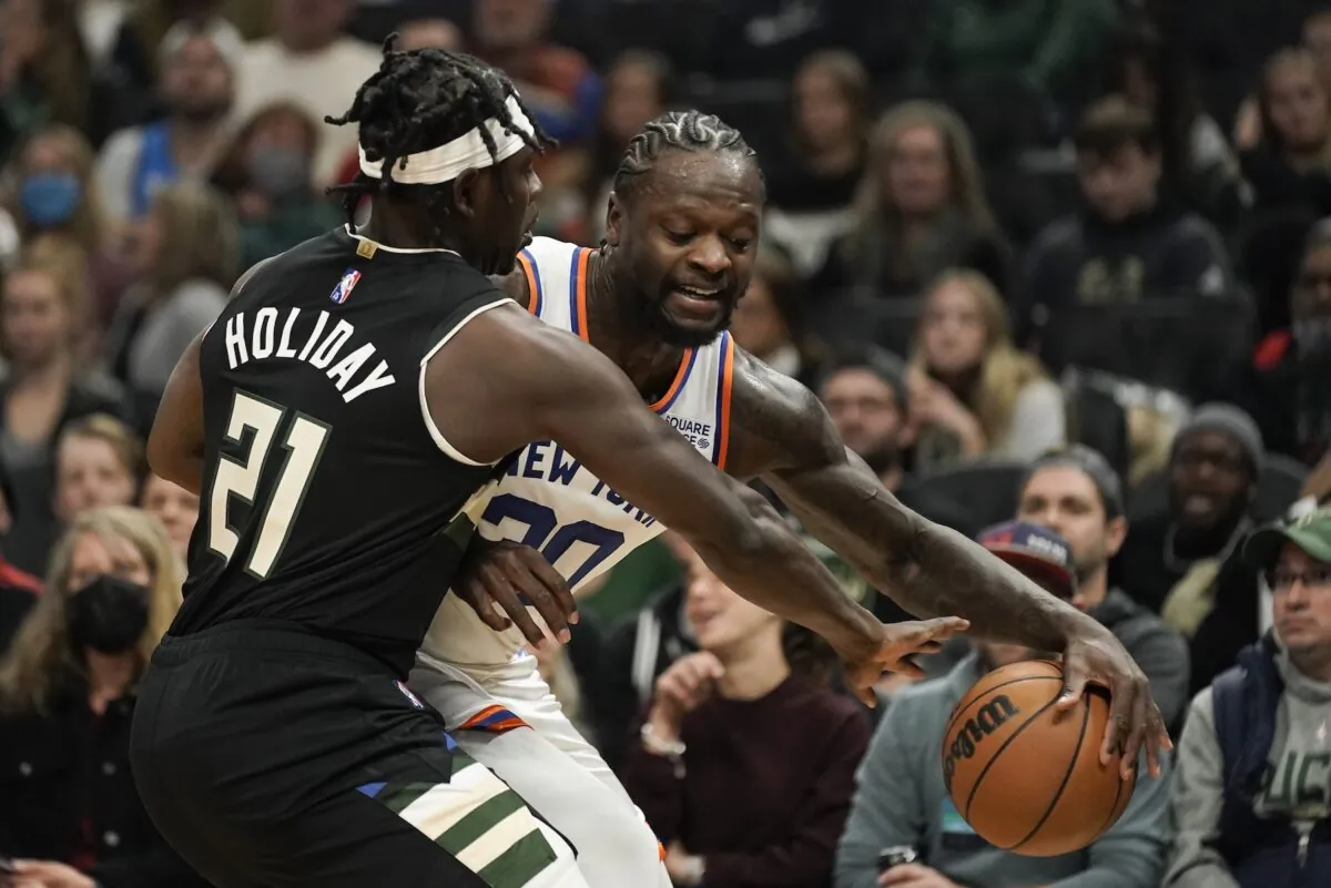 Milwaukee Bucks' Jrue Holiday tries to steal the ball from New York Knicks' Julius Randle during the first half of an NBA basketball game in Milwaukee, Wis., on Nov. 5, 2021. (Morry Gash/AP Photo)