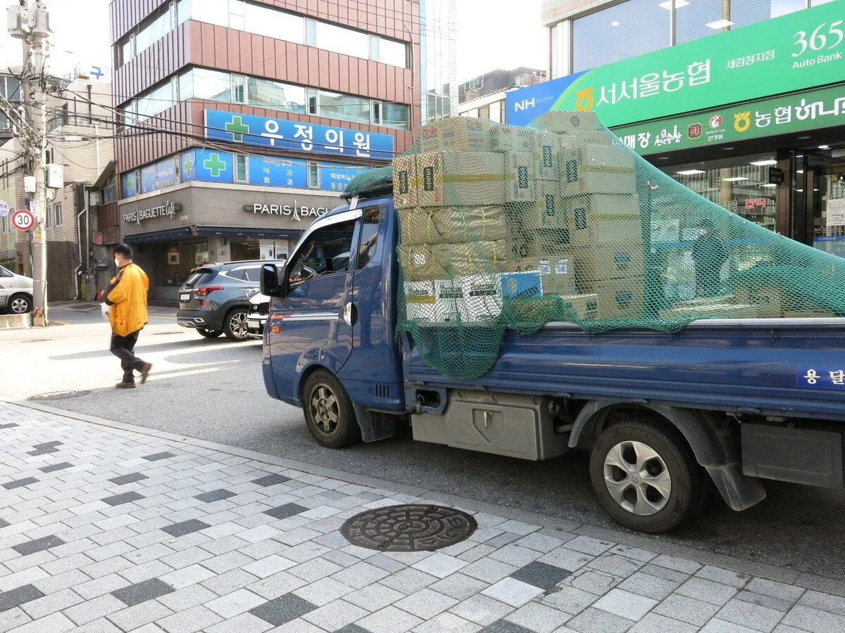 After China tightened the export of urea due to a coal shortage, South Korea went into a deep crisis as the country’s nearly 4 million diesel vehicles cannot operate without urea.  (Lisa Bian/The Epoch Times)
