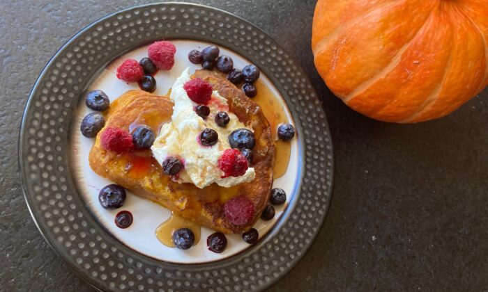 Roasted squash adds a thick, rich orange
coating to this French toast, keeping it moist
and soft. (Ari LeVaux)